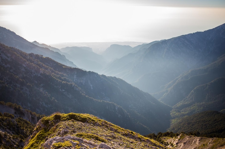 Foto vista panorâmica das montanhas contra o céu claro