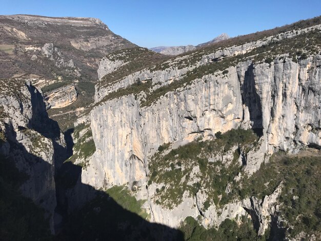 Foto vista panorâmica das montanhas contra o céu claro