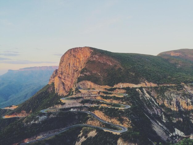 Vista panorâmica das montanhas contra o céu claro