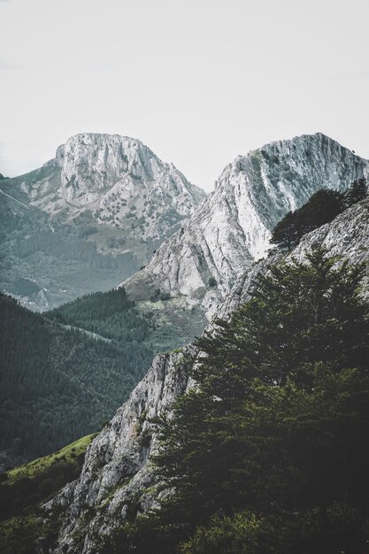 Foto vista panorâmica das montanhas contra o céu claro