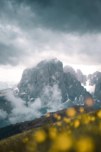Vista panorâmica das montanhas contra o céu durante o inverno