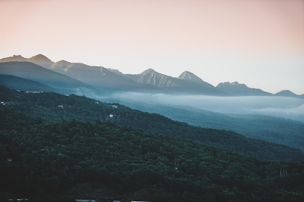 Vista panorâmica das montanhas contra o céu limpo durante o pôr do sol