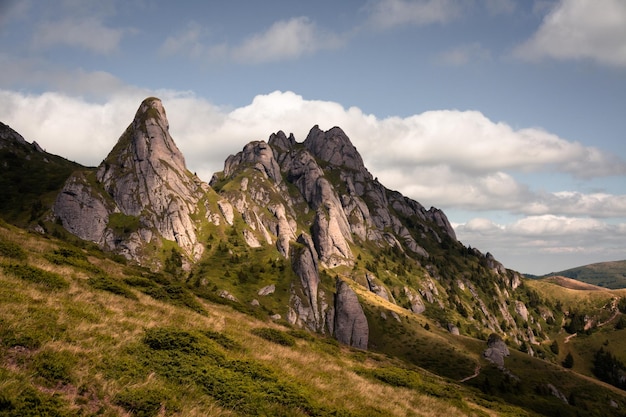 Foto vista panorâmica das montanhas contra o céu nublado