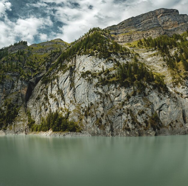 Foto vista panorâmica das montanhas contra o céu nublado