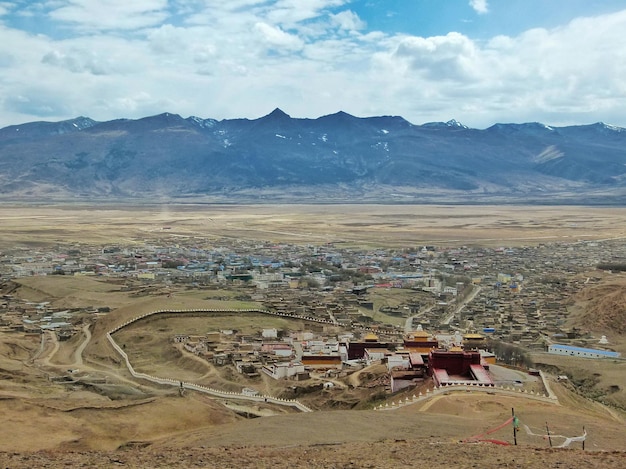 Vista panorâmica das montanhas contra o céu nublado