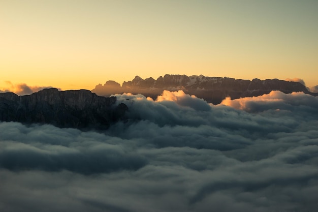 Foto vista panorâmica das montanhas contra o céu nublado