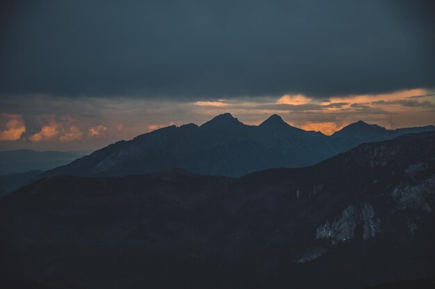 Vista panorâmica das montanhas contra o céu nublado