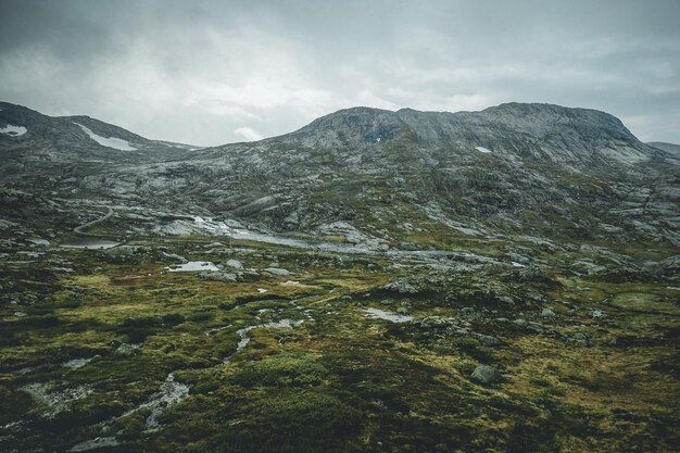 Vista panorâmica das montanhas contra o céu nublado