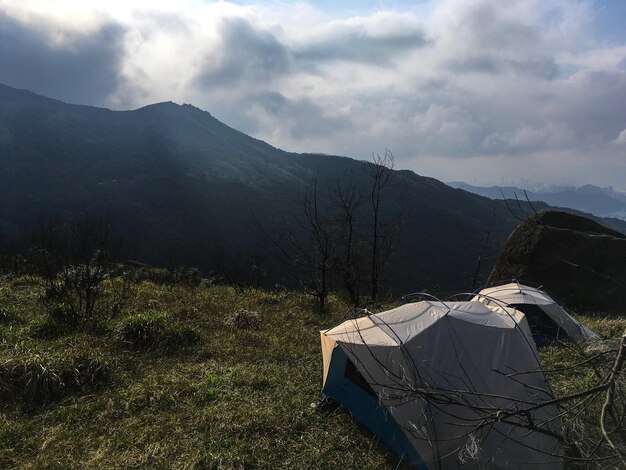 Foto vista panorâmica das montanhas contra o céu nublado