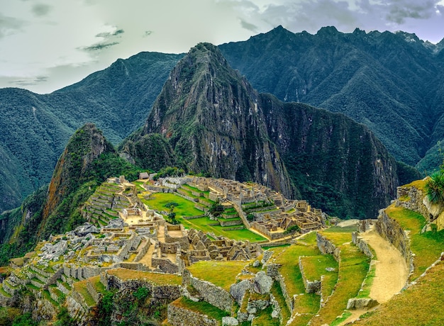 Vista panorâmica das montanhas contra o céu nublado