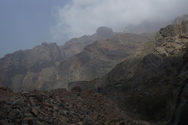 Vista panorâmica das montanhas contra o céu nublado
