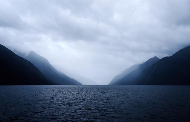 Vista panorâmica das montanhas contra o céu nublado