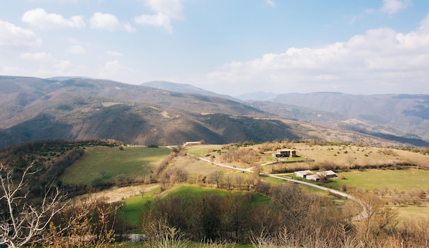 Vista panorâmica das montanhas contra o céu nublado