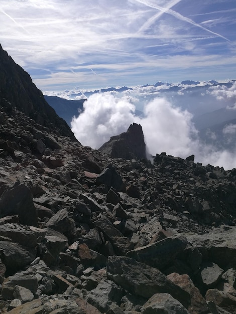 Vista panorâmica das montanhas contra o céu nublado