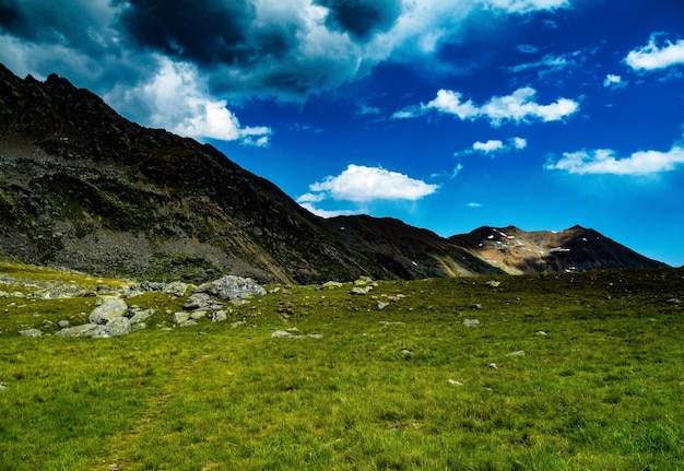 Foto vista panorâmica das montanhas contra o céu nublado