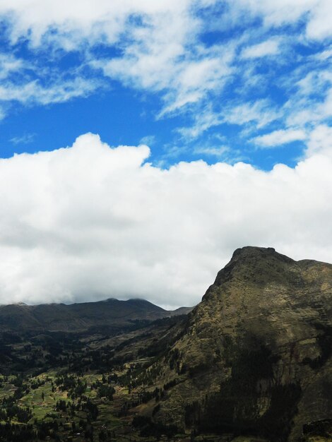 Foto vista panorâmica das montanhas contra o céu nublado