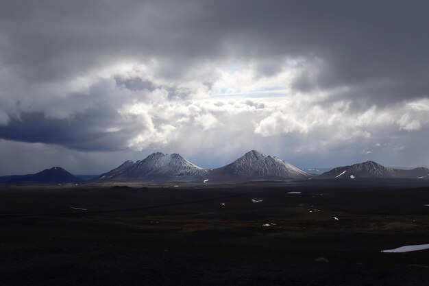 Vista panorâmica das montanhas contra o céu nublado