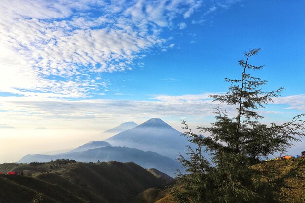 Vista panorâmica das montanhas contra o céu nublado