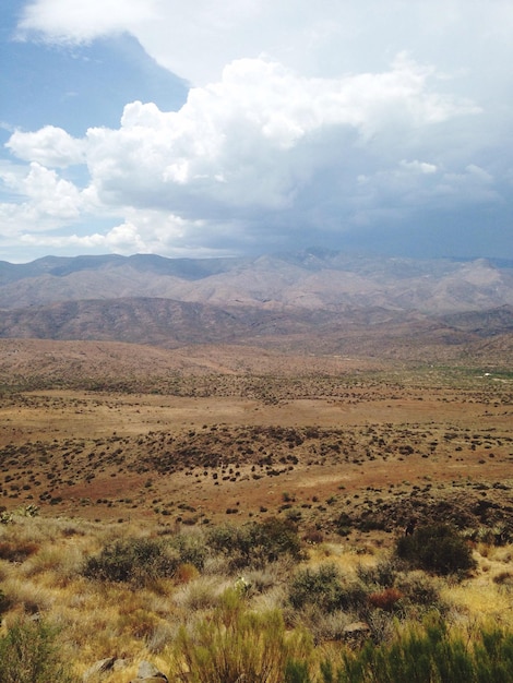 Foto vista panorâmica das montanhas contra o céu nublado