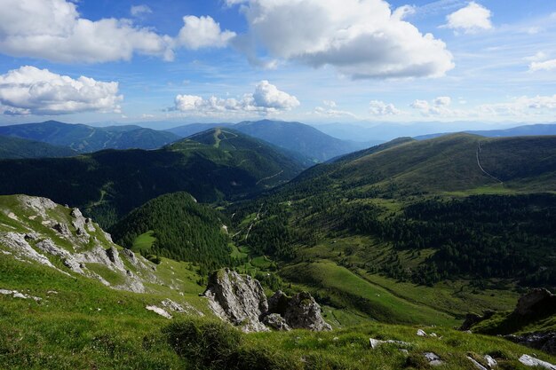 Vista panorâmica das montanhas contra o céu nublado