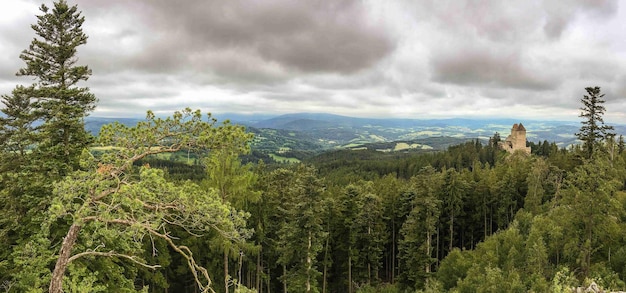 Foto vista panorâmica das montanhas contra o céu nublado