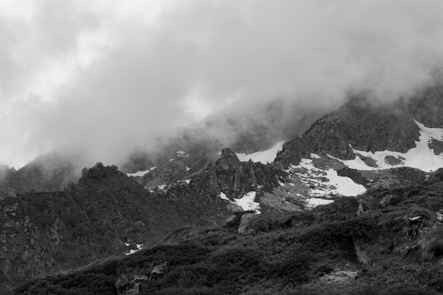 Vista panorâmica das montanhas contra o céu.