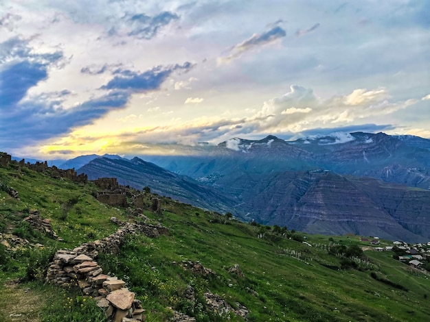 Vista panorâmica das montanhas da antiga vila de Goor Rússia Daguestão 2021