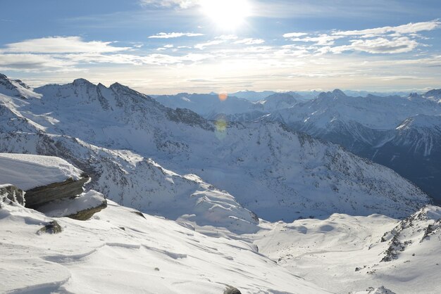 Foto vista panorâmica das montanhas de inverno