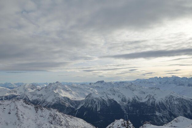 Foto vista panorâmica das montanhas de inverno