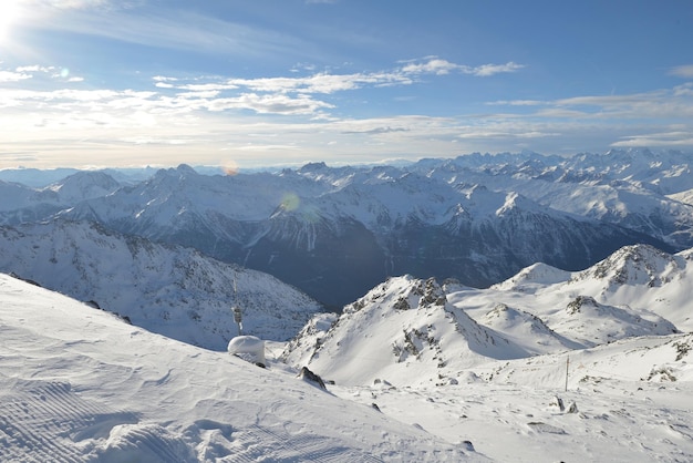 Foto vista panorâmica das montanhas de inverno