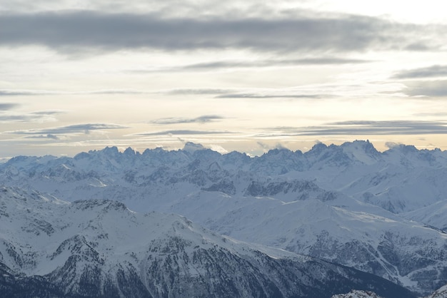 Foto vista panorâmica das montanhas de inverno