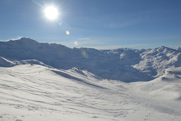 Foto vista panorâmica das montanhas de inverno