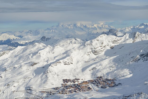 Foto vista panorâmica das montanhas de inverno