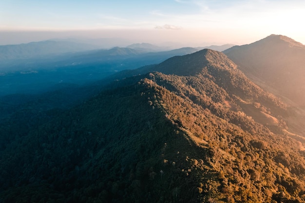 Vista panorâmica das montanhas durante o pôr do sol