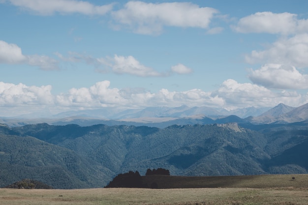 Vista panorâmica das montanhas e cenas do vale no Parque Nacional de Dombay, Cáucaso, Rússia, Europa. Céu azul dramático e paisagem ensolarada de verão