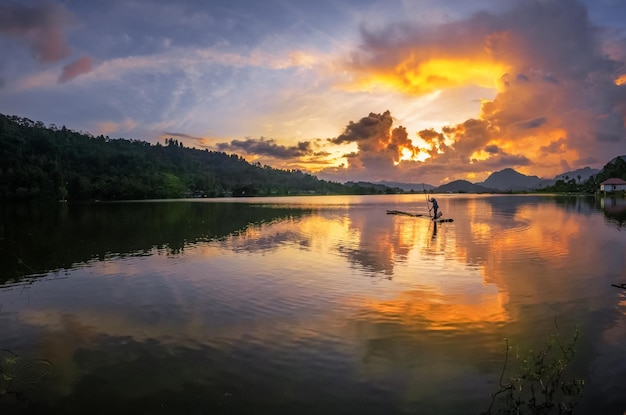 Vista panorâmica das montanhas e do lago ao pôr do sol