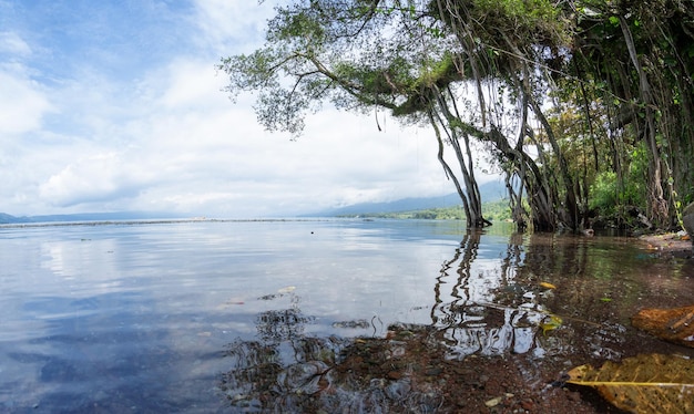 Vista panorâmica das montanhas e do lago