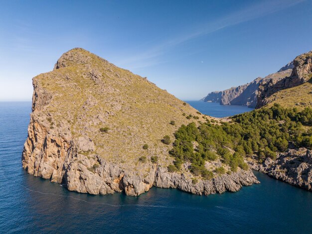 Vista panorâmica das montanhas e do mar azul Mallorca Port de sa Calobra