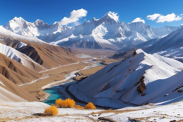 Vista panorâmica das montanhas nevadas no Alto Mustang Annapurna Nature Reserve rota de trekking Nepal