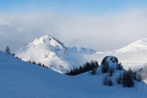 Vista panorâmica das montanhas perto da estância Brianson Serre Chevalier França Paisagem da estância de esqui em dia claro e ensolarado Montanhas da estância de esqui Neve encosta xA