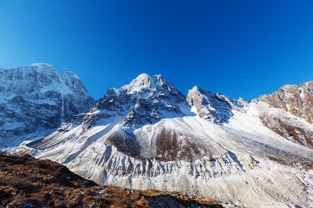 Vista panorâmica das montanhas, região de Kanchenjunga, Himalaia, Nepal.