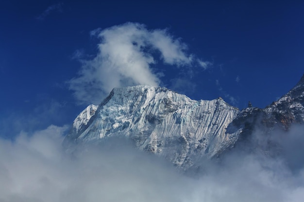 Vista panorâmica das montanhas, região de Kanchenjunga, Himalaia, Nepal.