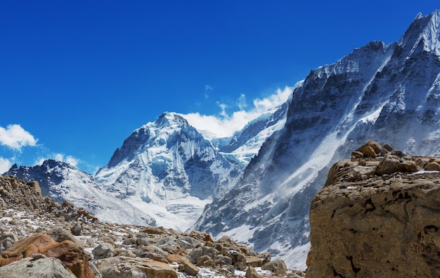 Vista panorâmica das montanhas, região de Kanchenjunga, Himalaia, Nepal.