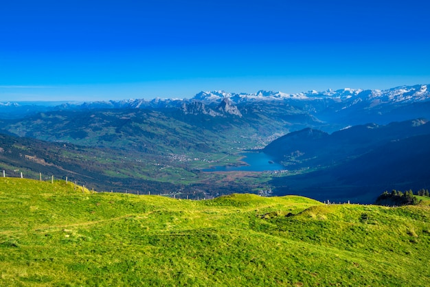 Vista panorâmica das montanhas rigi no lago lucern e vila brunnen