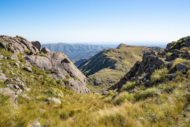 Foto vista panorâmica das montanhas verdes contra o horizonte em um dia claro em sierras de cordoba argentina