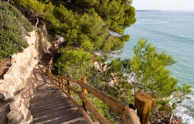 Vista panorâmica das ondas quebrando nas rochas em uma baía na costa da espanha, mar mediterrâneo