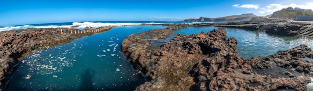 Foto vista panorâmica das piscinas naturais de las salinas de agaete em puerto de las nieves, em gran canaria, espanha