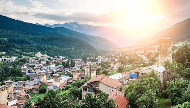 Vista panorâmica das torres de Mestia Svan