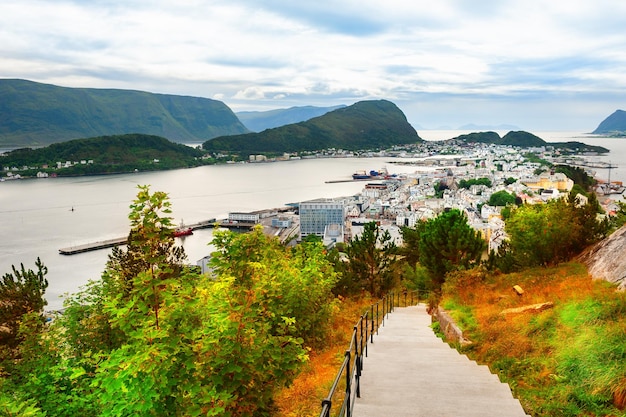 Vista panorâmica de Alesund, na Noruega. Bela paisagem de verão. Destino de viagem famoso