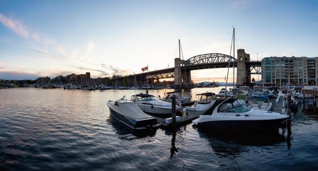 Vista Panorâmica de Barcos da Ponte False Creek Burrard em Marina em uma cidade moderna durante o pôr do sol